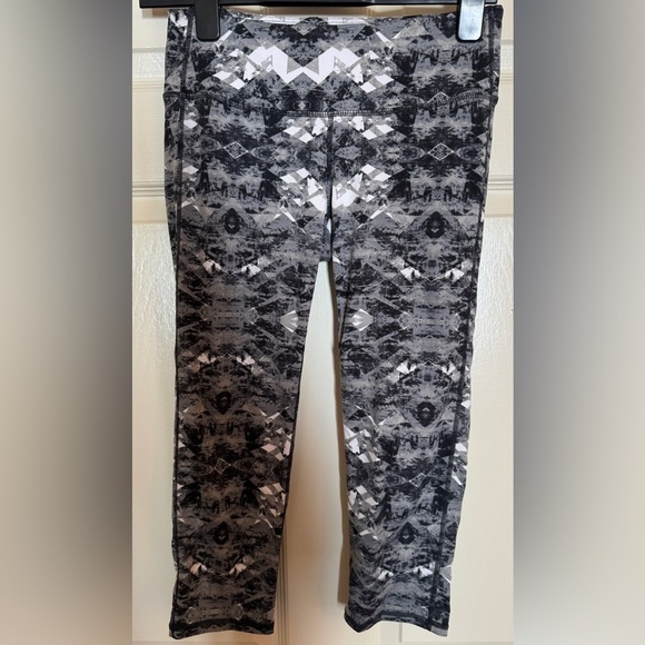 Athleta Capri Leggings Small Black Gray Geometric Print Workout - Picture 2 of 3